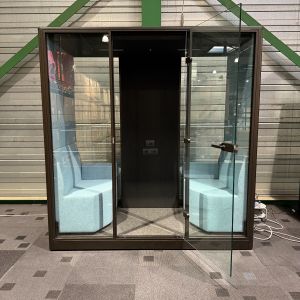 Apod Large met banken (tel018)